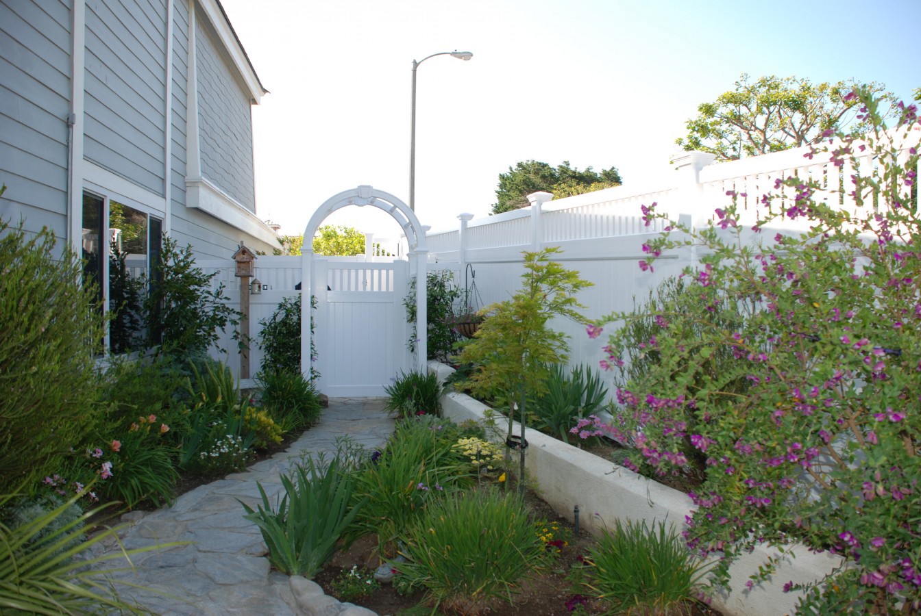 Vinyl Privacy Fence with Picket Accent Panels in South & Central Florida